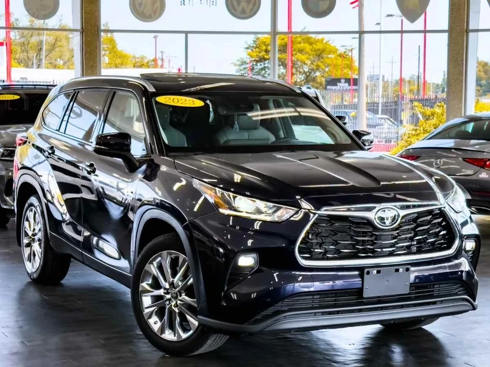 2023 Toyota Highlander - Image 2 of 12