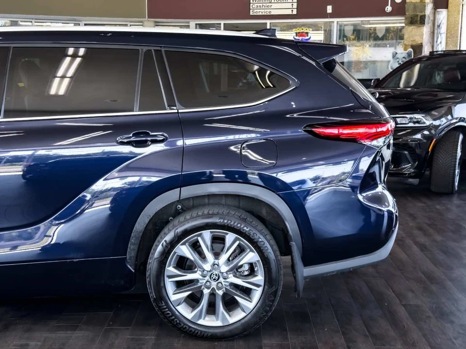 2023 Toyota Highlander - Image 9 of 21