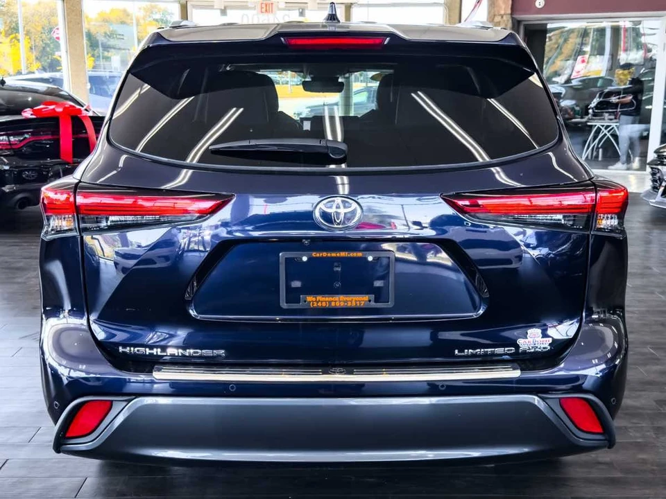 2023 Toyota Highlander - Image 12 of 21