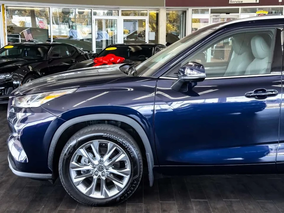 2023 Toyota Highlander - Image 7 of 12