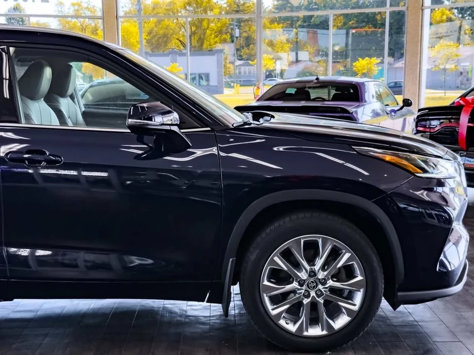 2023 Toyota Highlander - Image 15 of 21