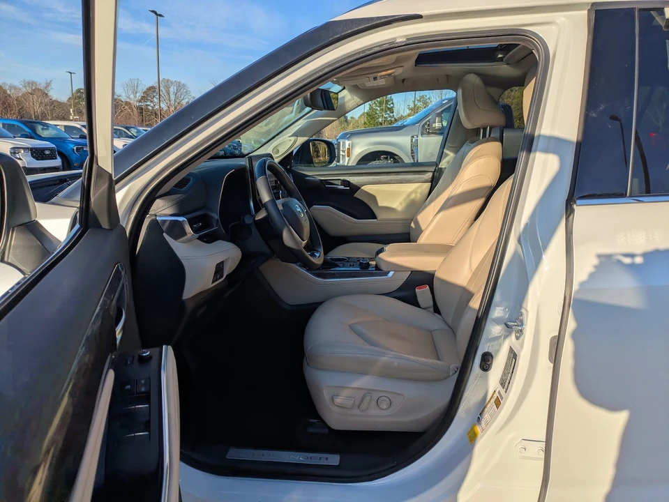 2023 Toyota Highlander - Image 12 of 21
