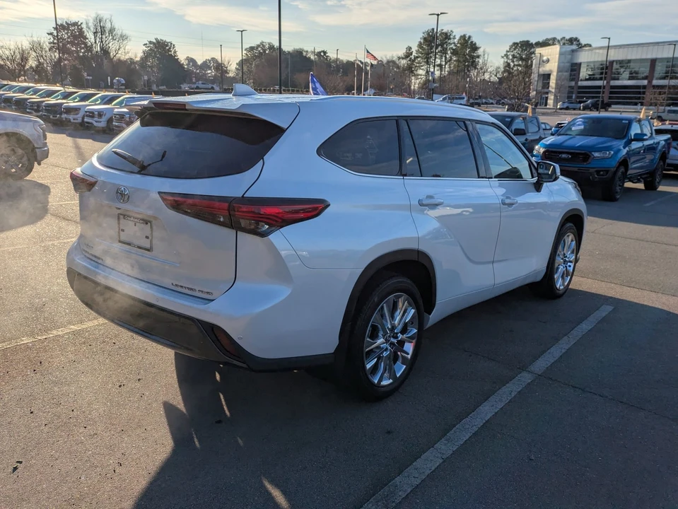 2023 Toyota Highlander - Image 4 of 21