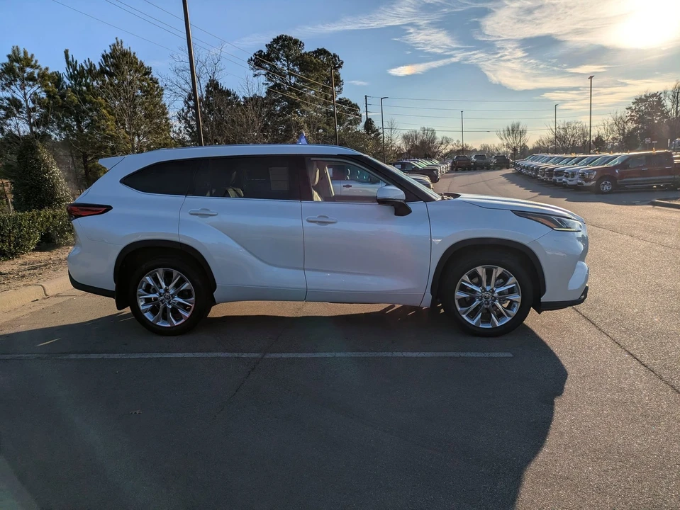 2023 Toyota Highlander - Image 3 of 21