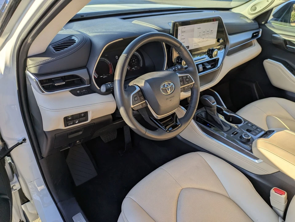 2023 Toyota Highlander - Image 14 of 21
