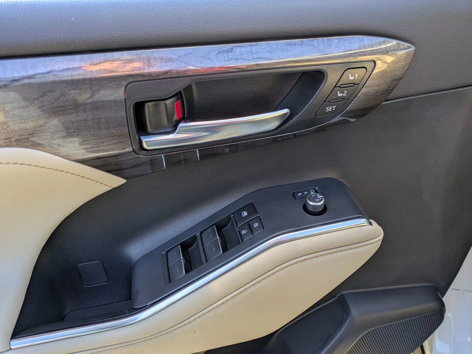 2023 Toyota Highlander - Image 16 of 21