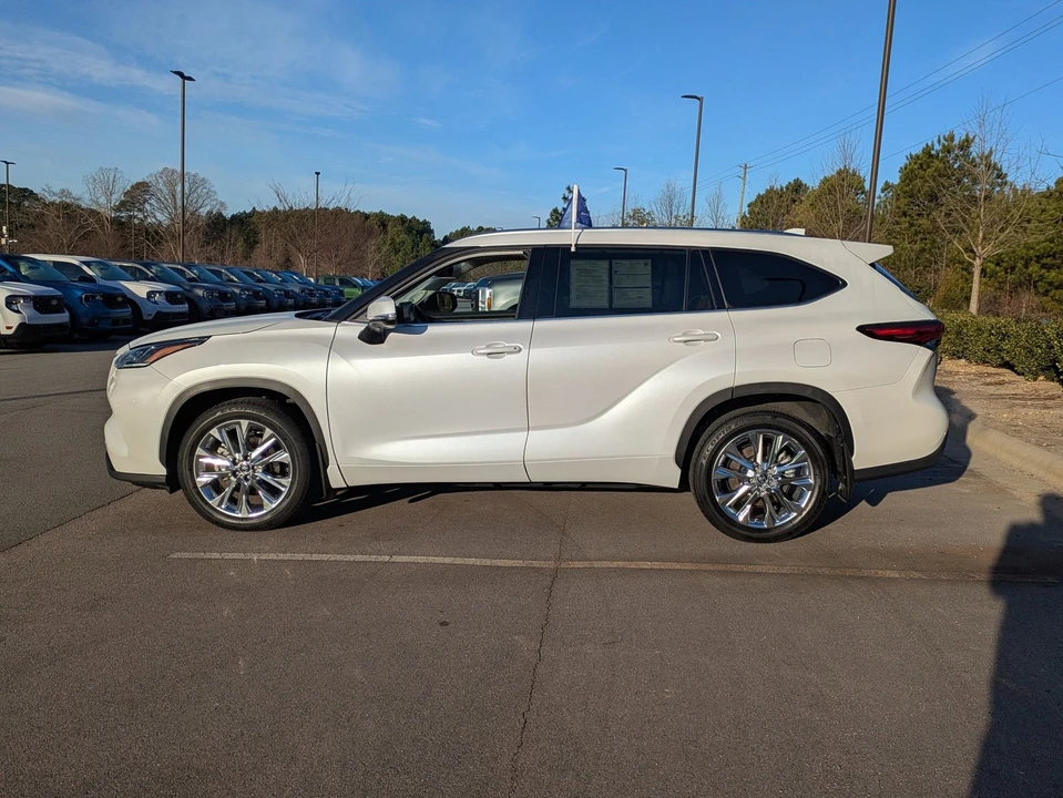 2023 Toyota Highlander - Image 7 of 12