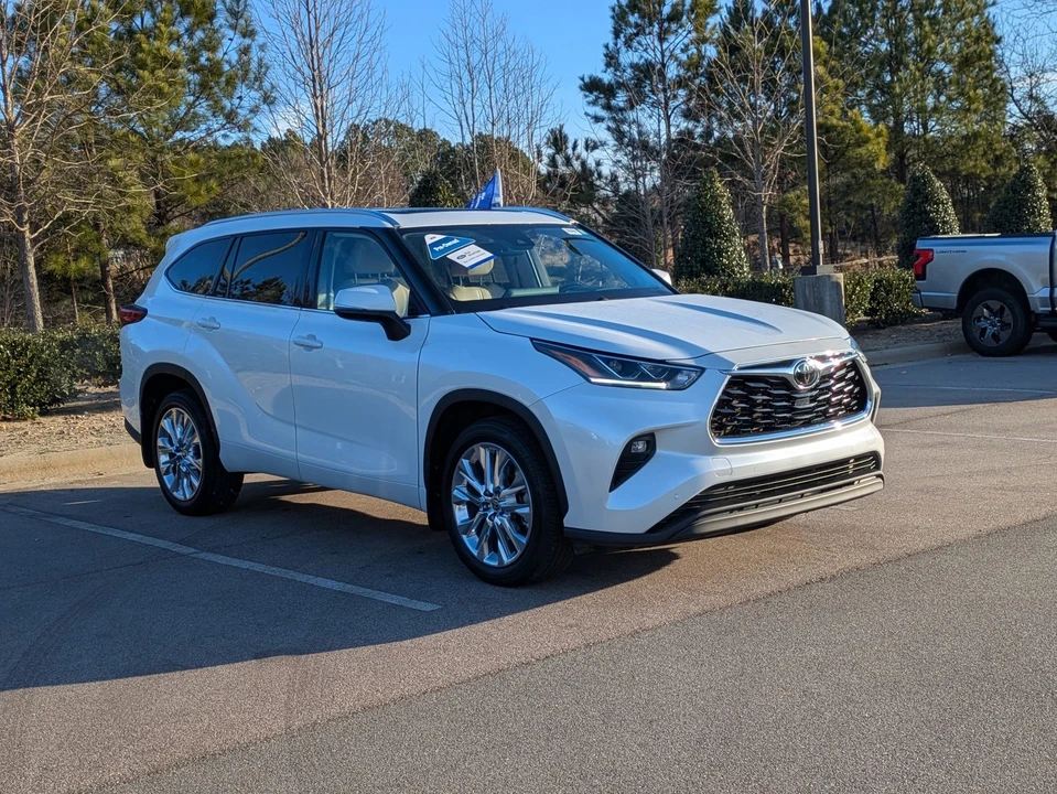2023 Toyota Highlander - Image 2 of 21