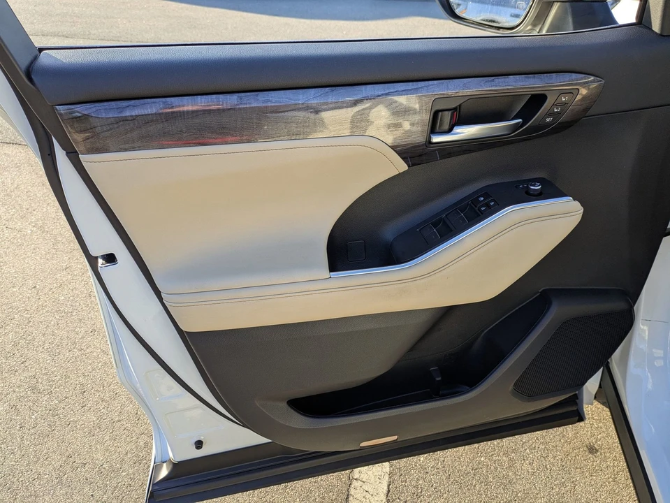 2023 Toyota Highlander - Image 15 of 21