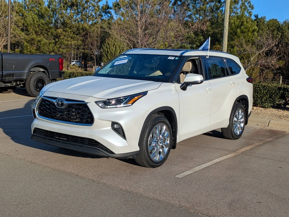 2023 Toyota Highlander - Image 8 of 21