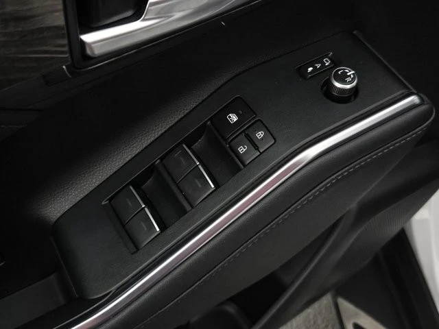 2023 Toyota Highlander - Image 10 of 12