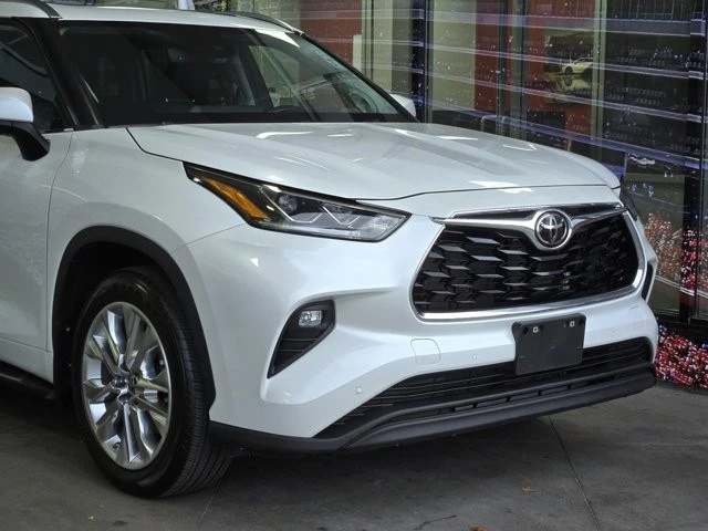 2023 Toyota Highlander - Image 2 of 12