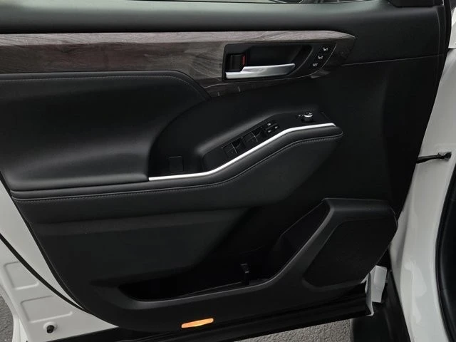 2023 Toyota Highlander - Image 9 of 12