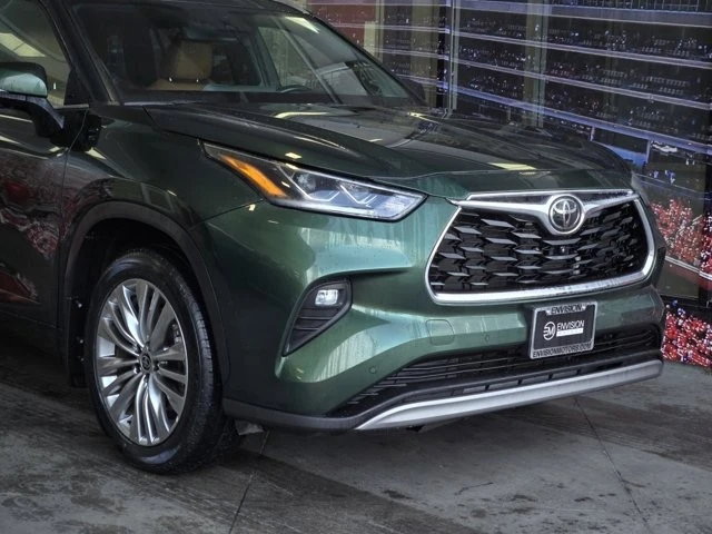 2023 Toyota Highlander - Image 2 of 12