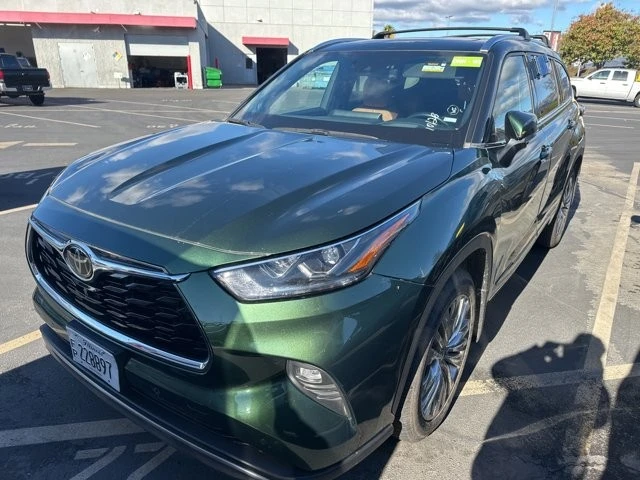 2023 Toyota Highlander - Image 2 of 12