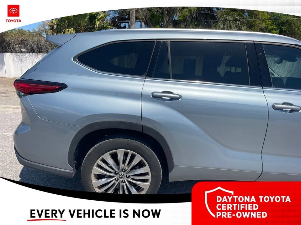 2023 Toyota Highlander - Image 8 of 10