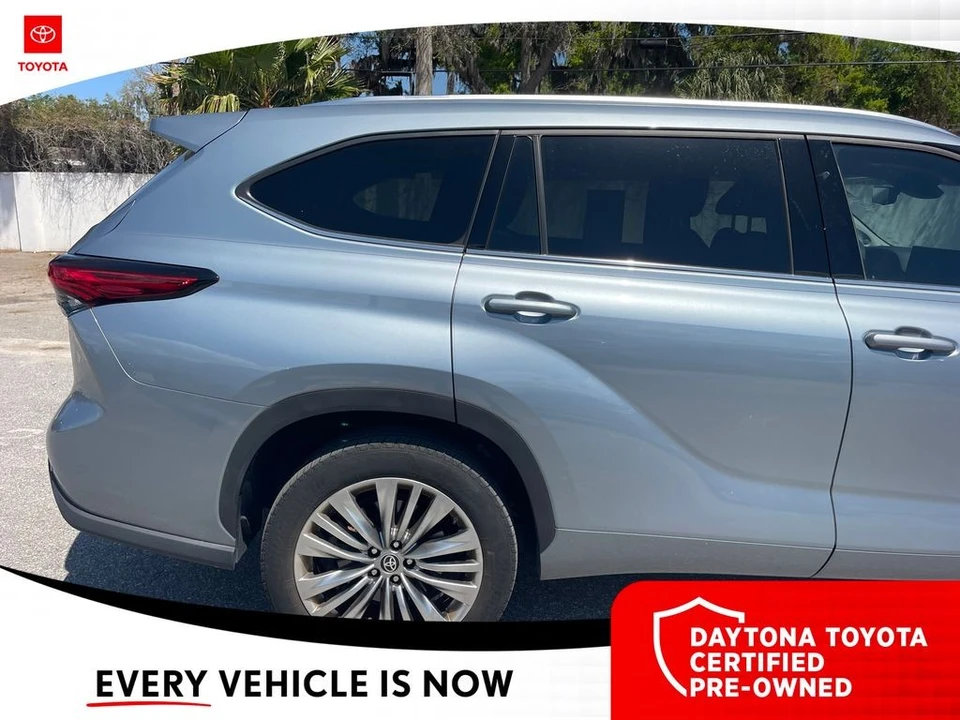 2023 Toyota Highlander - Image 3 of 10