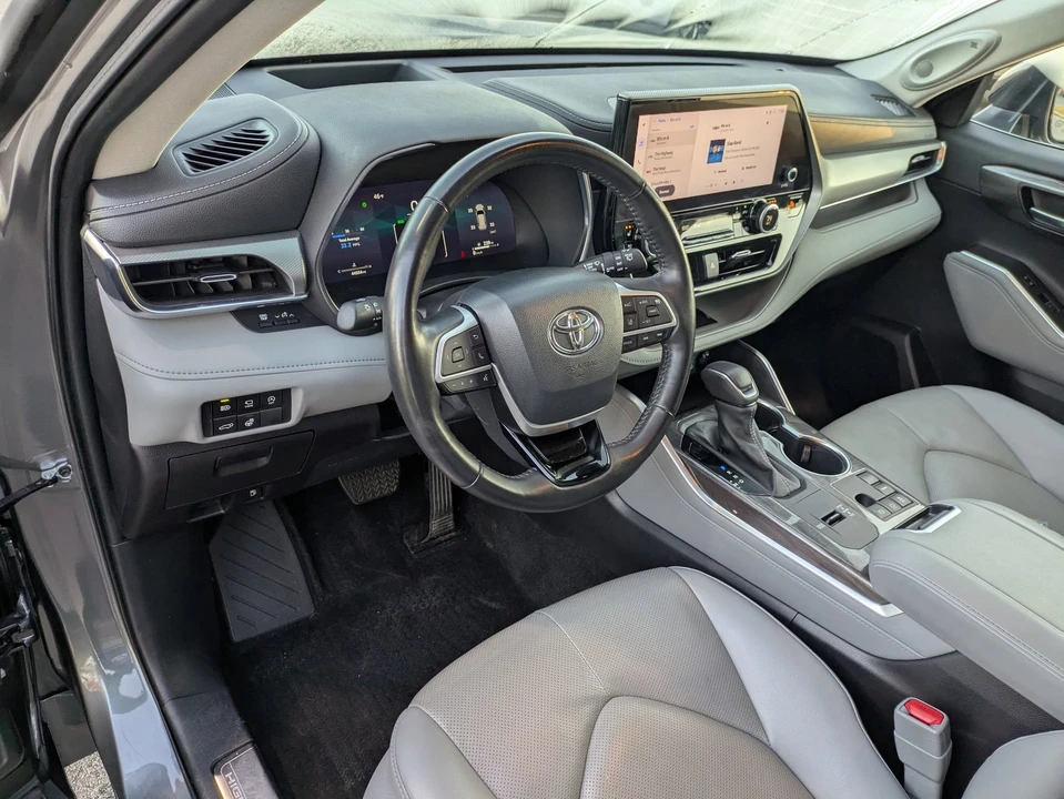 2023 Toyota Highlander - Image 14 of 21