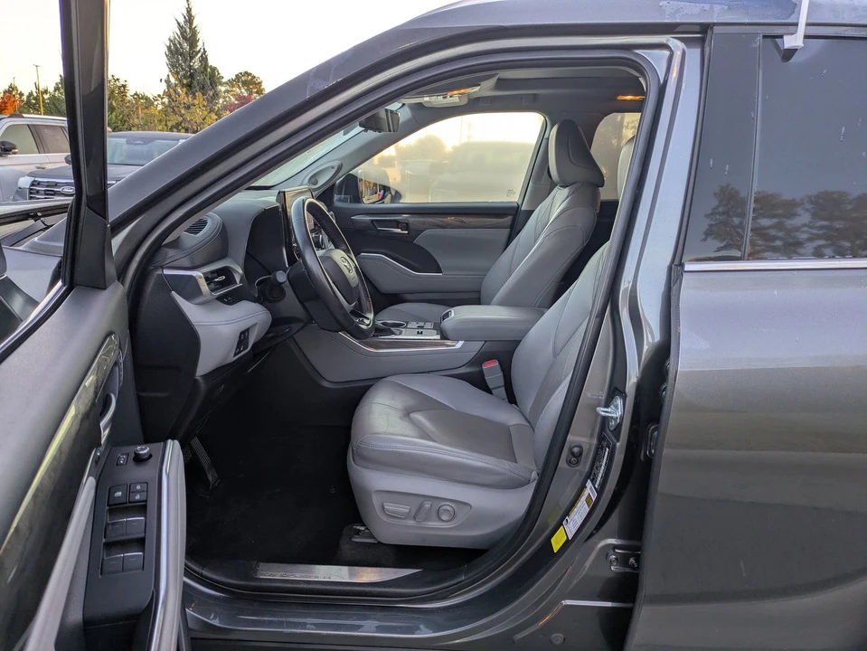 2023 Toyota Highlander - Image 12 of 21