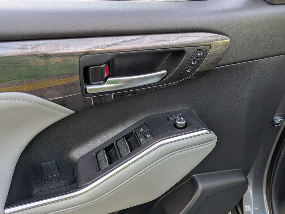2023 Toyota Highlander - Image 16 of 21