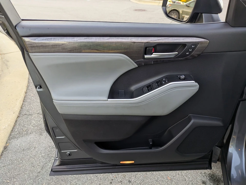 2023 Toyota Highlander - Image 15 of 21
