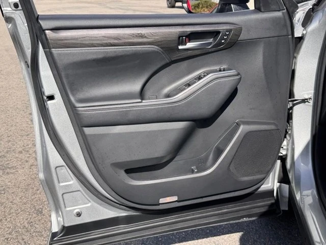 2023 Toyota Highlander - Image 16 of 21
