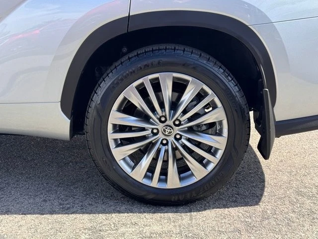 2023 Toyota Highlander - Image 15 of 21