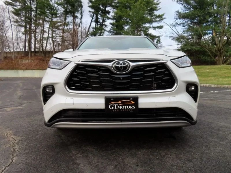 2023 Toyota Highlander - Image 2 of 12