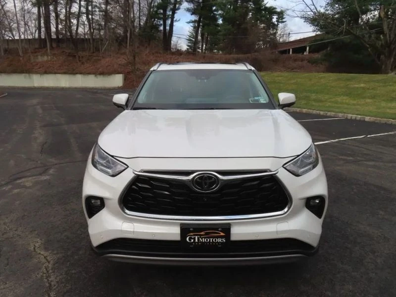 2023 Toyota Highlander - Image 3 of 12