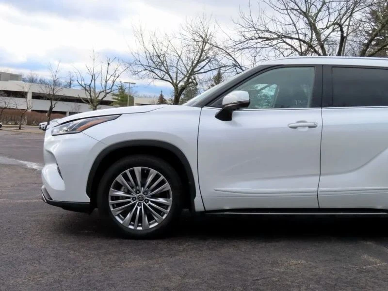 2023 Toyota Highlander - Image 12 of 12