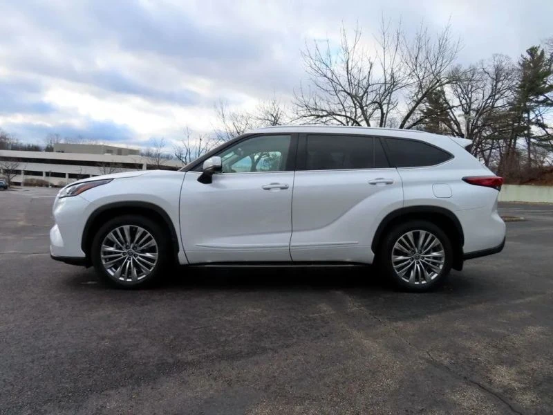 2023 Toyota Highlander - Image 5 of 12