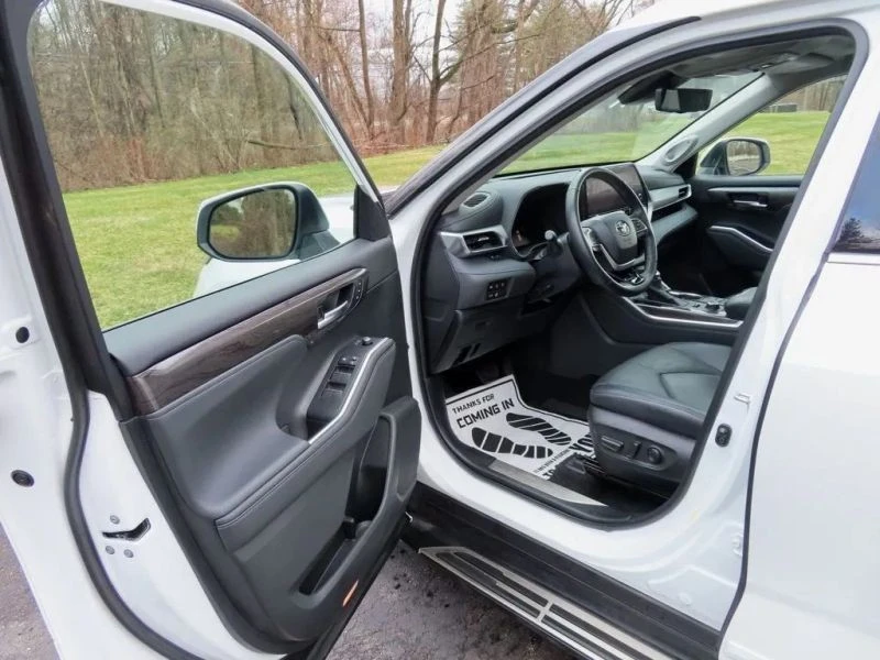 2023 Toyota Highlander - Image 6 of 12
