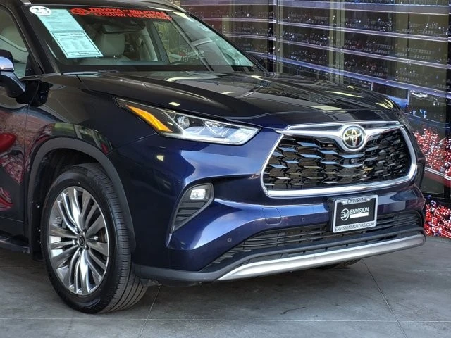 2023 Toyota Highlander - Image 2 of 12