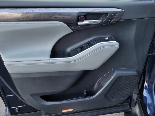 2023 Toyota Highlander - Image 8 of 12