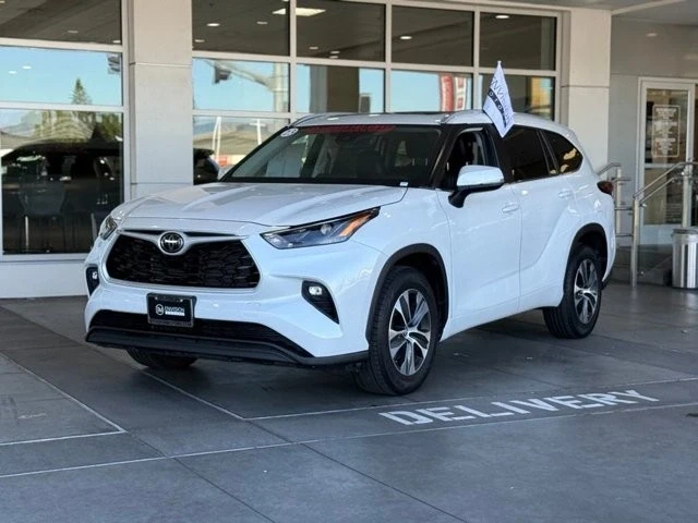 2023 Toyota Highlander - Image 2 of 12