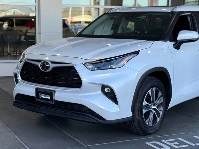 2023 Toyota Highlander - Image 3 of 12