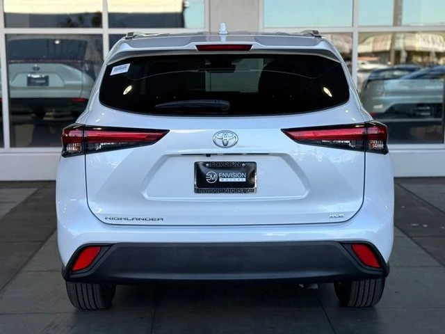 2023 Toyota Highlander - Image 10 of 12