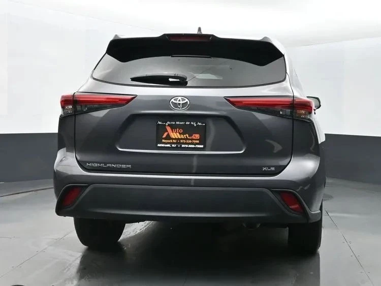 2023 Toyota Highlander - Image 8 of 12