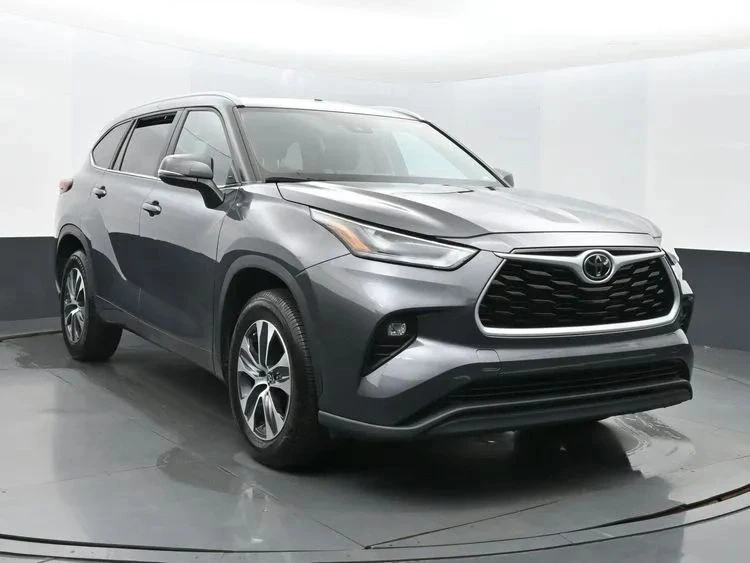 2023 Toyota Highlander - Image 2 of 12