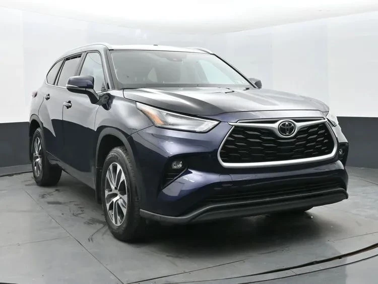 2023 Toyota Highlander - Image 2 of 12