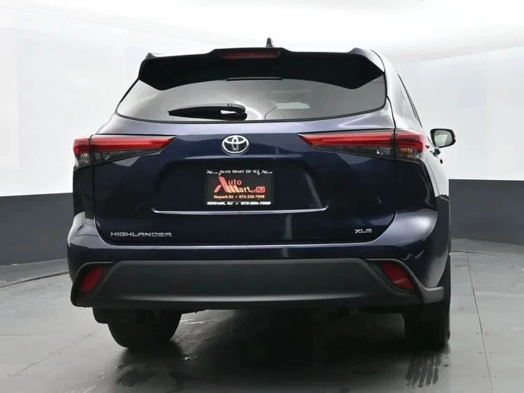 2023 Toyota Highlander - Image 8 of 12