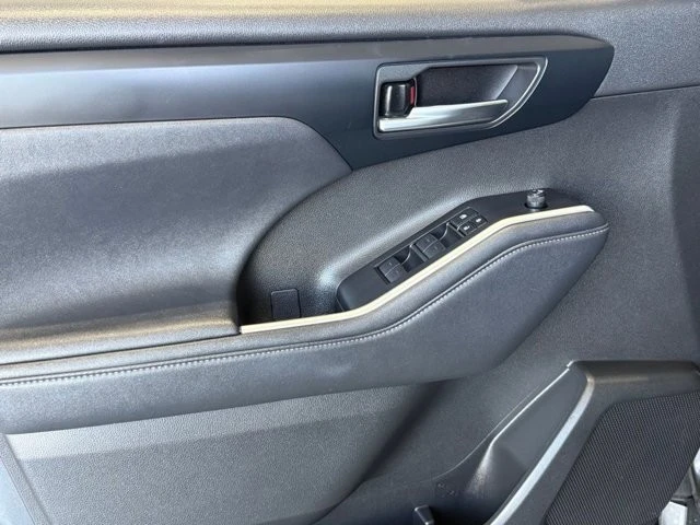 2023 Toyota Highlander - Image 19 of 21
