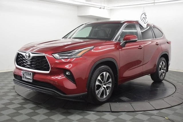 2023 Toyota Highlander - Image 2 of 12