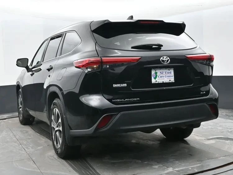 2023 Toyota Highlander - Image 8 of 12