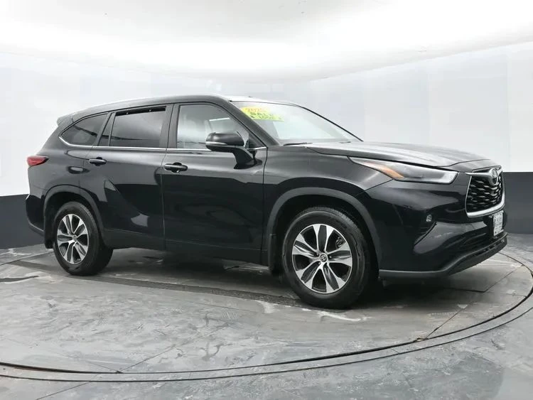 2023 Toyota Highlander - Image 2 of 12