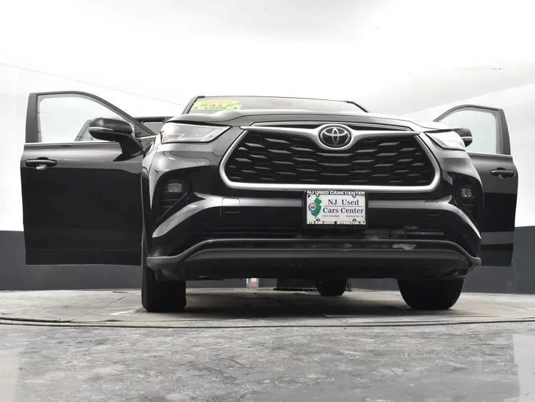 2023 Toyota Highlander - Image 11 of 12
