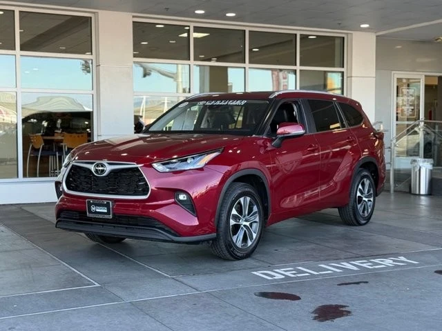 2023 Toyota Highlander - Image 2 of 12