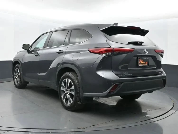 2023 Toyota Highlander - Image 9 of 12