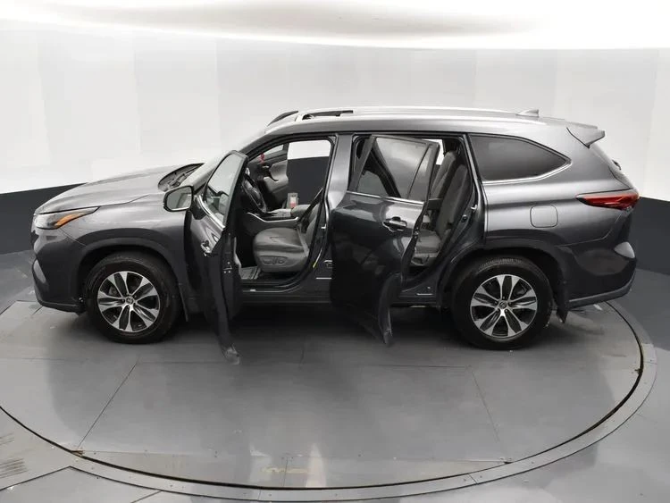 2023 Toyota Highlander - Image 7 of 12