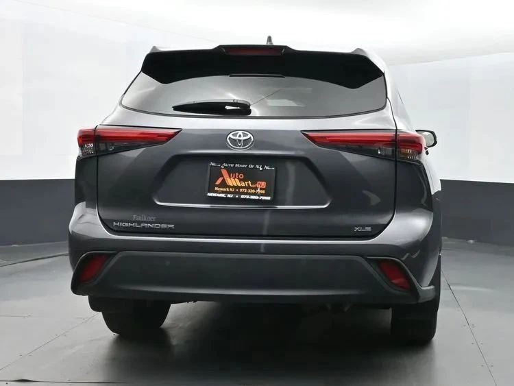 2023 Toyota Highlander - Image 8 of 12